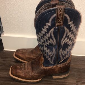 Selling size 9 boots, fits 9 1/2 and 10